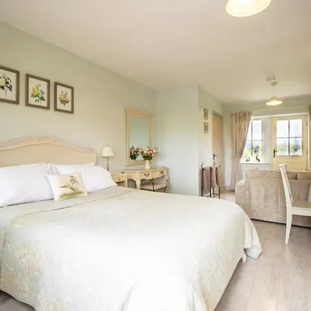 Warren House Guest house 4*