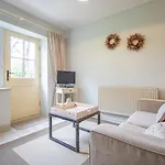 Warren House 4*
