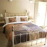 Warren House 4*