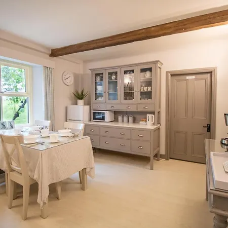 Warren House 4*